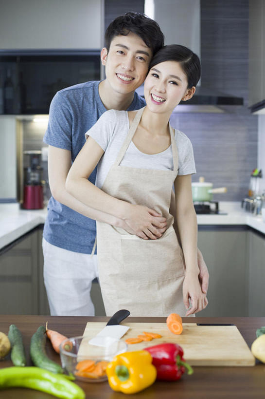 东方人,成年人,两个人,家庭,丈夫,妻子,家庭主妇,家,笑,微笑,露齿笑,竖图,室内,白天,正面,爱情,家务,快乐,幸福,厨房,桌子,胡萝卜,黄瓜,辣椒,蔬菜,金属制品,北京,中国,亚洲,连接,准备,金属,工具,围裙,房屋,公寓,食品,案板,刀具,浪漫,T恤,注视,休闲装,饮食,黄色,红色,刀,观察,看,站着,做,休闲,温暖,温馨,一家人,恩爱,亲密,搭,恋人,摄影,有机食品,生活方式,观看,和睦,察看,享乐,搭着,关注,清新,菜刀,房地产,肖像,家居服,彩椒,东亚,健康食物,陪同,辣角,红海椒,大椒,辣虎,广椒,切菜刀,陪伴,男人,男性,年轻男性,年轻女性,女人,女性,亚洲人,中国人,年轻人,情侣,烹调用具,甜椒,柿子椒,辣子,海椒,番椒,灯笼椒,烹调,手牵手,彩图,爱,欢乐,伴侣,融洽,伴随,bj175