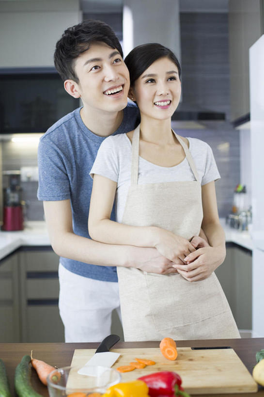 东方人,成年人,两个人,家庭,丈夫,妻子,家庭主妇,家,笑,微笑,露齿笑,竖图,室内,白天,正面,爱情,家务,快乐,幸福,厨房,桌子,胡萝卜,黄瓜,辣椒,蔬菜,金属制品,北京,中国,亚洲,连接,准备,金属,工具,围裙,房屋,公寓,食品,案板,刀具,浪漫,T恤,休闲装,饮食,黄色,红色,刀,站着,做,休闲,温暖,温馨,一家人,恩爱,亲密,想,搭,恋人,摄影,有机食品,生活方式,和睦,享乐,搭着,清新,菜刀,房地产,家居服,彩椒,东亚,健康食物,陪同,辣角,红海椒,大椒,辣虎,广椒,切菜刀,陪伴,男人,男性,年轻男性,年轻女性,女人,女性,亚洲人,中国人,年轻人,情侣,烹调用具,甜椒,柿子椒,辣子,海椒,番椒,灯笼椒,烹调,手牵手,彩图,爱,欢乐,伴侣,融洽,伴随,bj175