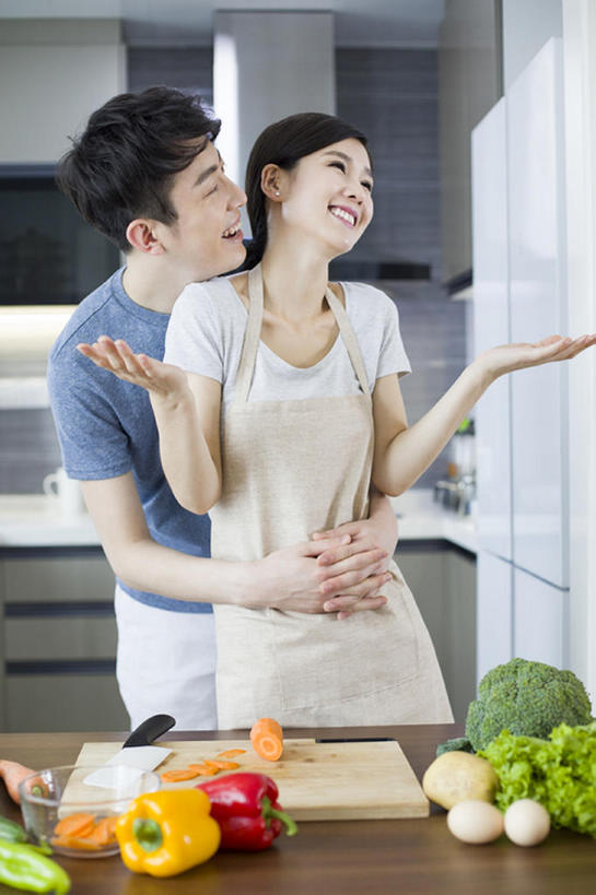 东方人,成年人,两个人,家庭,丈夫,妻子,家庭主妇,家,笑,微笑,露齿笑,竖图,室内,白天,正面,爱情,家务,快乐,幸福,厨房,桌子,胡萝卜,黄瓜,辣椒,蔬菜,金属制品,北京,中国,亚洲,连接,准备,金属,工具,围裙,房屋,公寓,食品,案板,刀具,浪漫,T恤,休闲装,饮食,黄色,红色,刀,站着,做,休闲,温暖,温馨,一家人,恩爱,亲密,想,搭,恋人,摄影,有机食品,生活方式,和睦,享乐,搭着,清新,菜刀,房地产,家居服,彩椒,东亚,健康食物,陪同,辣角,红海椒,大椒,辣虎,广椒,切菜刀,陪伴,男人,男性,年轻男性,年轻女性,女人,女性,亚洲人,中国人,年轻人,情侣,烹调用具,甜椒,柿子椒,辣子,海椒,番椒,灯笼椒,烹调,张开手臂,彩图,爱,欢乐,伴侣,融洽,伴随,bj175