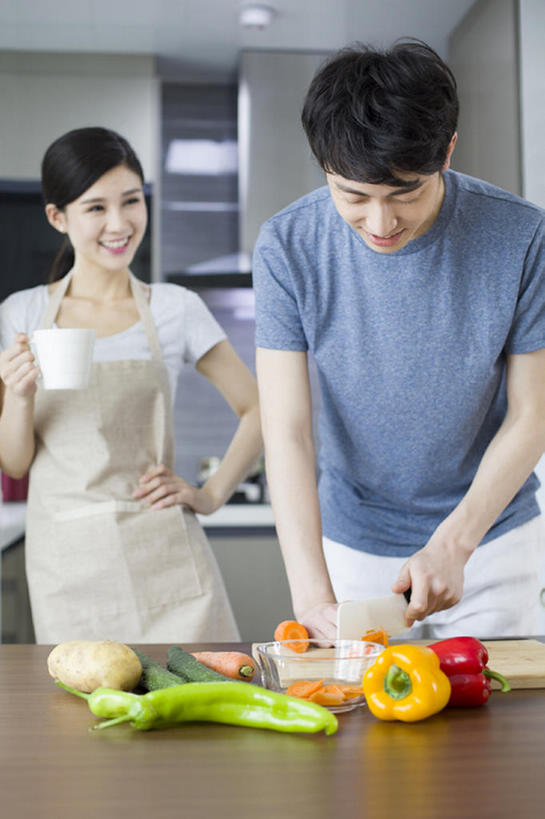 咖啡,东方人,成年人,两个人,家庭,丈夫,妻子,家庭主妇,家,笑,微笑,露齿笑,竖图,室内,白天,正面,爱情,家务,快乐,幸福,厨房,桌子,胡萝卜,黄瓜,辣椒,蔬菜,杯子,金属制品,北京,中国,亚洲,喝,握,准备,金属,工具,围裙,房屋,公寓,食品,案板,刀具,咖啡杯,饮品,浪漫,T恤,休闲装,手叉腰,饮食,食物,饮料,黄色,红色,刀,靠,靠着,切,站着,做,休闲,温暖,温馨,一家人,恩爱,亲密,握着,恋人,摄影,有机食品,生活方式,和睦,享乐,可口,清新,菜刀,房地产,家居服,彩椒,开放式厨房,东亚,健康食物,陪同,辣角,红海椒,大椒,辣虎,广椒,切菜刀,适口,陪伴,男人,男性,年轻男性,年轻女性,女人,女性,亚洲人,中国人,年轻人,情侣,甜椒,柿子椒,辣子,海椒,番椒,灯笼椒,烹调,彩图,欢乐,伴侣,融洽,伴随,bj175
