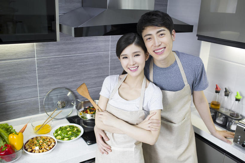 东方人,成年人,两个人,家庭,丈夫,妻子,家庭主妇,家,笑,双手交叉,微笑,露齿笑,横图,室内,白天,正面,爱情,家务,烹饪,中餐,快乐,幸福,厨房,辣椒,蔬菜,北京,中国,亚洲,连接,握,准备,新鲜,围裙,房屋,灶台,公寓,青椒,炒菜,肉,料理,美味,食品,饮品,浪漫,T恤,勺,注视,休闲装,猪肉,小炒肉,菜肴,美食,肉类,饮食,餐饮,食物,饮料,盘子,中国菜,观察,看,靠,靠着,站着,做,休闲,温暖,温馨,一家人,中式,恩爱,亲密,搭,握着,恋人,摄影,佳肴,有机食品,绿色食品,生活方式,观看,中华料理,和睦,察看,双手抱胸,享乐,膳食,搭着,关注,可口,房地产,肖像,五花肉,川菜,家居服,肉食,抽油烟机,东亚,健康食物,陪同,辣角,红海椒,大椒,辣虎,广椒,豚肉,菜椒,适口,陪伴,四川菜,肋条肉,三层肉,男人,男性,年轻男性,年轻女性,女人,女性,亚洲人,中国人,年轻人,情侣,烹调用具,甜椒,柿子椒,辣子,红辣椒,海椒,番椒,灯笼椒,烹调,彩图,高角度拍摄,欢乐,伴侣,融洽,伴随,bj175