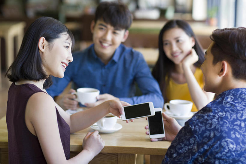 咖啡,东方人,成年人,四个人,学生,笑,微笑,露齿笑,横图,室内,白天,衬衫,爱情,时尚,快乐,友谊,幸福,信心,技术,桌子,城市,杯子,手机,北京,中国,亚洲,连接,握,木制,屏幕,食品,触摸屏,咖啡杯,饮品,浪漫,联系,休闲装,饮食,食物,饮料,背面,休闲,温暖,温馨,同学,面对面,恩爱,放松,亲密,握着,约会,恋人,摄影,生活方式,后背,和睦,享乐,可口,发短信,咖啡店,智能手机,东亚,热饮,陪同,无线电技术,适口,陪伴,男人,男性,年轻男性,年轻女性,女人,女性,亚洲人,中国人,年轻人,情侣,大学生,休闲活动,说话,坐着,半身,彩图,欢乐,咖啡馆,伴侣,融洽,开领,伴随,bj175