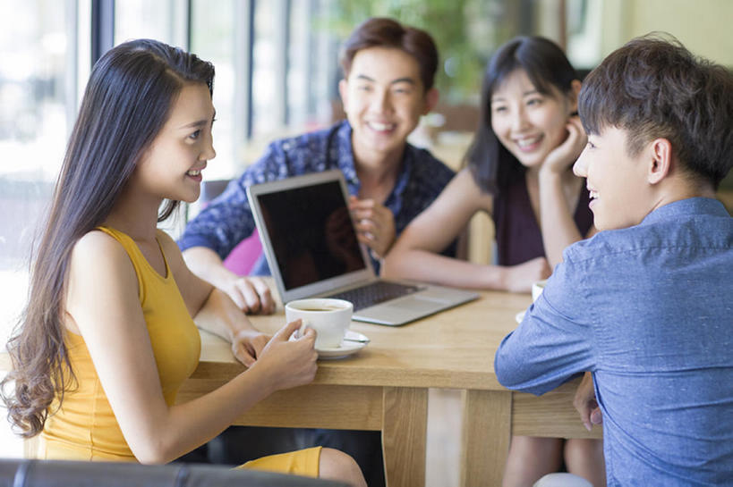 咖啡,东方人,成年人,四个人,学生,笑,微笑,露齿笑,横图,室内,白天,衬衫,爱情,时尚,讨论,快乐,友谊,幸福,信心,笔记本电脑,互联网,技术,桌子,城市,杯子,北京,中国,亚洲,撑,连接,屏幕,食品,咖啡杯,饮品,浪漫,联系,托腮,休闲装,饮食,食物,饮料,背面,托,休闲,温暖,温馨,同学,面对面,恩爱,放松,亲密,约会,恋人,摄影,生活方式,后背,和睦,享乐,可口,托下巴,咖啡店,东亚,热饮,陪同,无线电技术,适口,陪伴,计算机,男人,男性,年轻男性,年轻女性,女人,女性,亚洲人,中国人,年轻人,情侣,大学生,休闲活动,说话,坐着,半身,彩图,欢乐,咖啡馆,伴侣,融洽,开领,伴随,bj175