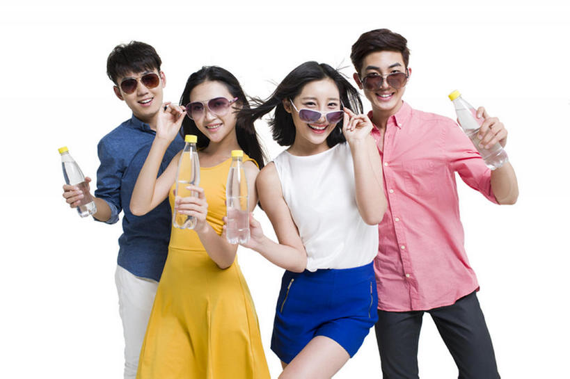 东方人,成年人,四个人,学生,笑,微笑,露齿笑,横图,留白,正面,衬衫,爱情,时尚,快乐,友谊,幸福,信心,水,北京,中国,亚洲,连接,握,短裤,服装,水瓶,教育,浪漫,注视,休闲装,衣服,太阳镜,纯净水,观察,看,站着,休闲,温暖,温馨,恩爱,活力,亲密,握着,恋人,摄影,服饰,生活方式,观看,和睦,察看,享乐,合影,衣着,穿着,关注,东亚,陪同,衣饰,陪伴,男人,男性,年轻男性,年轻女性,女人,女性,亚洲人,中国人,年轻人,情侣,大学生,彩图,影棚拍摄,欢乐,伴侣,融洽,开领,伴随,bj175