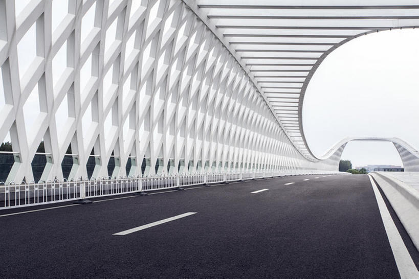 无人,栏杆,横图,室外,白天,留白,旅游,道路,高速公路,建筑,路,公路,北京,中国,亚洲,弯曲,直线,云,桥,分界线,车道,交通,现代,风景,天空,摄影,宁静,柏油路,沥青,东亚,马路,彩图,没影点,旅行,建筑结构,广角,汽车广告背景图,bj175