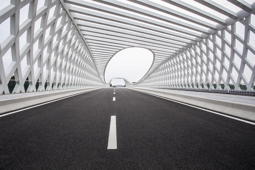 无人,栏杆,横图,室外,白天,留白,旅游,道路,高速公路,建筑,路,公路,北京,中国,亚洲,弯曲,直线,云,桥,分界线,车道,交通,现代,风景,天空,摄影,宁静,柏油路,沥青,东亚,马路,彩图,没影点,旅行,建筑结构,广角,汽车广告背景图,bj175