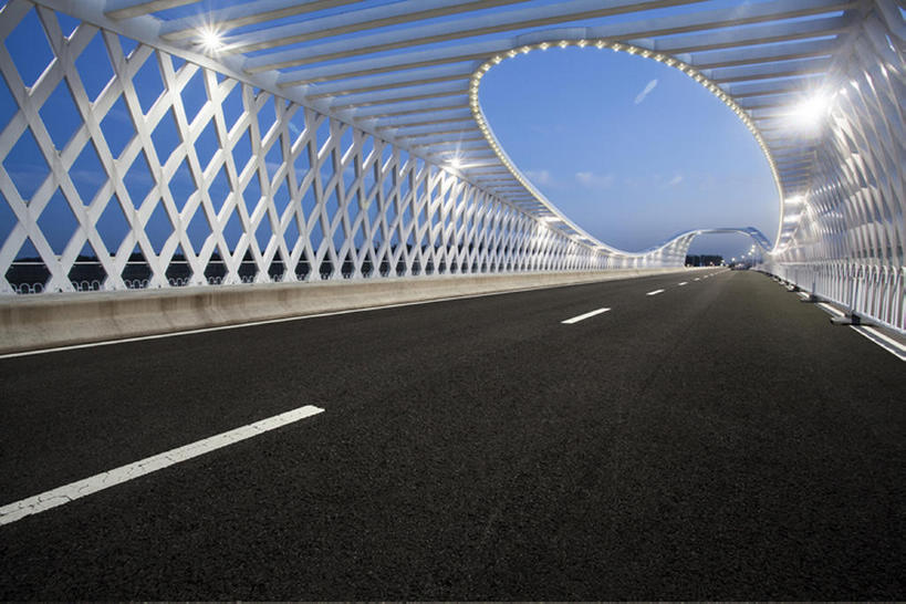 无人,栏杆,横图,室外,留白,道路,高速公路,建筑,路,公路,北京,中国,亚洲,弯曲,直线,云,桥,分界线,车道,交通,现代,蓝色,风景,天空,黄昏,摄影,宁静,柏油路,照亮,沥青,东亚,马路,彩图,没影点,建筑结构,广角,汽车广告背景图,bj175