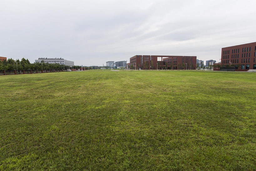 无人,学校,教学楼,横图,室外,白天,留白,草地,草坪,建筑,北京,中国,亚洲,云,地面,现代,校园,草,绿色,风景,天空,教室,摄影,建造,宁静,东亚,彩图,教学大楼,建筑结构,广角,汽车广告背景图,bj175