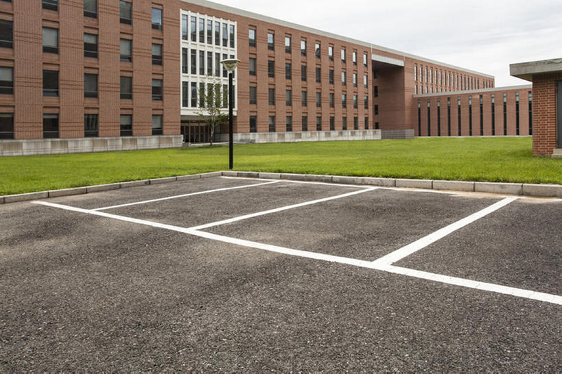 无人,学校,教学楼,停车场,横图,室外,白天,留白,草地,草坪,建筑,路,路灯,北京,中国,亚洲,车道,现代,校园,草,绿色,天空,教室,摄影,建造,柏油路,简单,沥青,东亚,构图,彩图,教学大楼,建筑结构,广角,汽车广告背景图,bj175