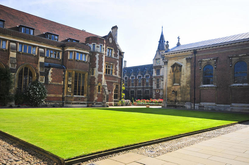 无人,学校,教学楼,横图,室外,白天,旅游,度假,草坪,名胜古迹,标志建筑,地标,建筑,英国,欧洲,遗迹,花坛,宏伟,教育,古迹,文物,娱乐,建设,古建筑,校园,英格兰,绿色,风景,地标建筑,享受,休闲,教室,旅游胜地,放松,摄影,建造,古文明,剑桥,剑桥大学,彩图,旅行,大学,教学大楼,bj175