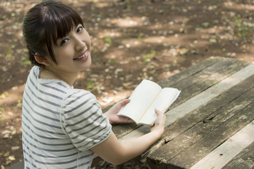 东方人,成年人,一个人,公园,微笑,横图,室外,白天,仅一个年轻女性,仅一个女性,仅一个人,美丽,扭头,注视,休闲装,背面,观察,看,转头,读,摄影,观看,察看,关注,年轻女性,女人,女性,亚洲人,中国人,年轻人,书,坐着,半身,彩图,bj175