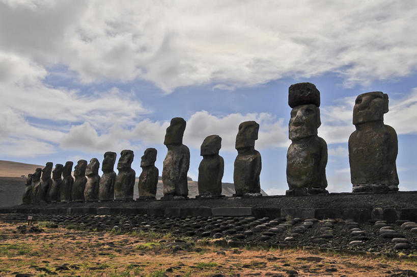 无人,公园,横图,室外,白天,旅游,度假,石头,名胜古迹,标志建筑,地标,建筑,雕塑,复活节岛,智利,一排,遗迹,整齐,雕像,地形,云,古迹,历史,文物,娱乐,建设,古建筑,世界遗产,排列,风景,天空,享受,休闲,旅游胜地,南美,放松,摄影,宁静,南美洲,国家公园,拉丁美洲,队列,美洲,古文明,远古,复活节岛石像,波利尼西亚,摩艾石像,亚美利加洲,南亚美利加洲,复活岛,智利共和国,古代文明,摩艾像,拉帕.努伊国家公园,拉帕努伊国家公园,波利尼西亚群岛,彩图,旅行,复活节岛人像,赫布亚岛,拉帕努伊岛,毛埃石像,摩阿仪,摩埃石像,莫阿伊,帕赛兰,伊斯特岛,bj175