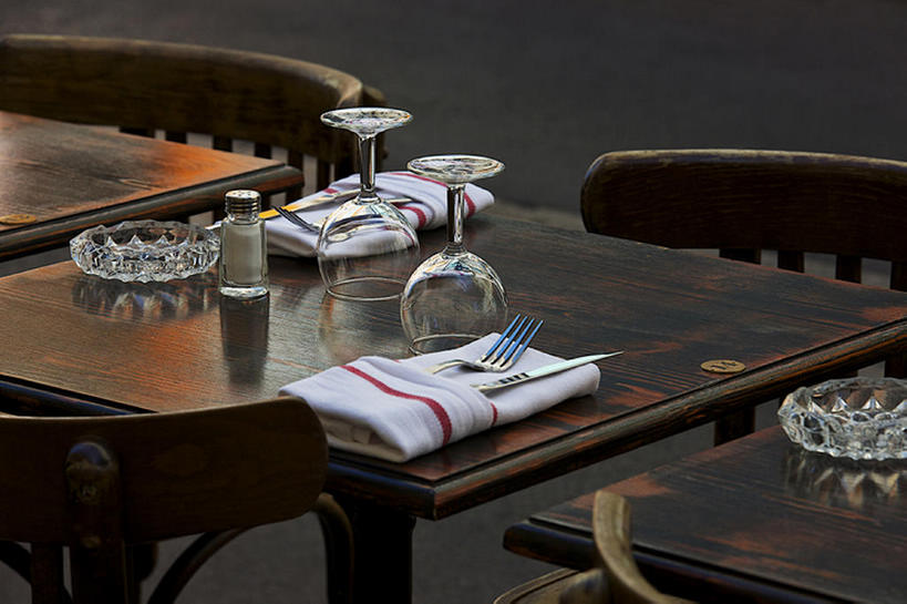 无人,横图,白天,马赛,餐桌,桌子,杯子,餐具,椅子,法国,欧洲,准备,叉,玻璃制品,餐巾,水杯,摄影,烟灰缸,高雅,华贵,餐刀,玻璃杯,彩图,餐馆,bj175