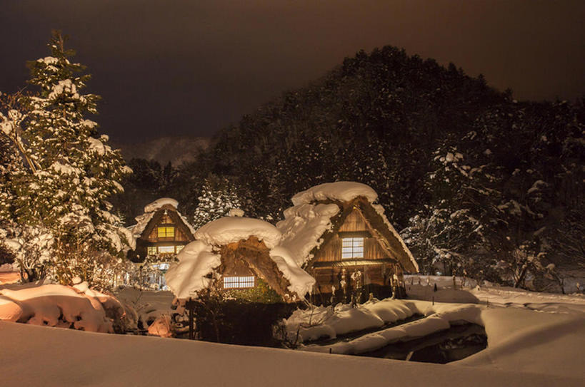 无人,横图,室外,夜晚,背景,旅游,度假,美景,森林,雪,日本,房屋,地形,景观,文化遗产,乡村,冬天,历史,娱乐,世界遗产,风景,自然,享受,休闲,景色,放松,摄影,建造,宁静,照亮,自然风光,地貌,岐阜县,罕见,荒僻,偏僻,偏远,遥远,冷僻,冒险,彩图,小木屋,联合国教科文组织,白川,bj175