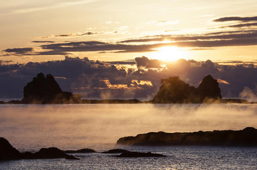 无人,横图,室外,白天,背景,旅游,度假,日出,海洋,湖,美景,雾,日本,地形,景观,云,娱乐,风景,天空,自然,享受,休闲,景色,放松,摄影,宁静,早晨,自然风光,地貌,和歌山县,串本町,罕见,荒僻,偏僻,偏远,遥远,冷僻,冒险,海滩,岩石,彩图,bj175