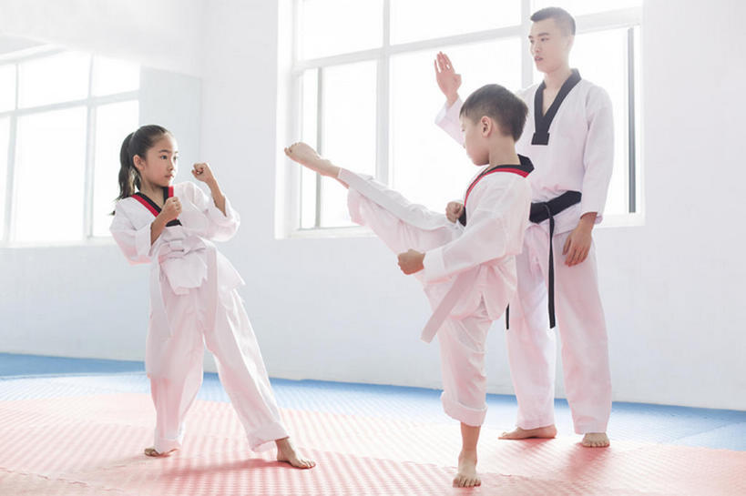 东方人,儿童,成年人,三个人,学生,教师,拳击手,站,横图,室内,白天,正面,制服,锻炼,纯洁,比赛,运动,信心,竞争,跆拳道,拳击,武术,窗户,北京,中国,亚洲,对抗,决斗,踢,学习,半空,训练,抬腿,光脚,小孩,教,站着,教室,健康,面对面,赤脚,可爱,童年,童趣,踢腿,摄影,生长,生活方式,指导,单腿,专心,酷,知识,练习,敏捷,爱好,进攻,逆光,童真,东亚,烂漫,无邪,敌对,裤带,教员,技能,体育,天真,男孩,男人,男性,年轻男性,女孩,亚洲人,中国人,孩子,年轻人,拳头,老师,拳击家,拳击运动员,站立,彩图,全身,健身,先生,男生,闪避,bj175