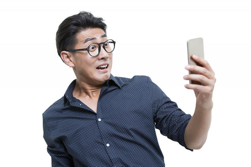 东方人,成年人,一个人,横图,留白,正面,衬衫,时尚,技术,手机,北京,中国,亚洲,仅一个男性,仅一个人,连接,握,灰色背景,眼镜,联系,仅一个年轻男性,看,站着,张嘴,表情,皱眉,握着,摄影,害怕,幽默,疑惑,恐怖,发短信,问题,张大嘴巴,智能手机,质疑,东亚,无线电技术,猜忌,猜疑,震惊,男人,男性,年轻男性,亚洲人,中国人,年轻人,张开嘴,沟通,半身,彩图,影棚拍摄,疑心,开领,怀疑,bj175