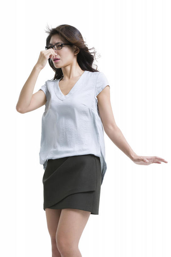 东方人,成年人,一个人,捏,竖图,留白,正面,北京,中国,亚洲,仅一个年轻女性,仅一个女性,仅一个人,灰色背景,眼镜,捏着,注视,休闲装,闻,观察,看,站着,表情,皱眉,短袖,斜视,摄影,观看,悲伤,厌恶,察看,伤心,难过,关注,东亚,悲哀,哀痛,悲戚,悲痛,年轻女性,女人,女性,亚洲人,中国人,年轻人,彩图,影棚拍摄,恶臭,bj175