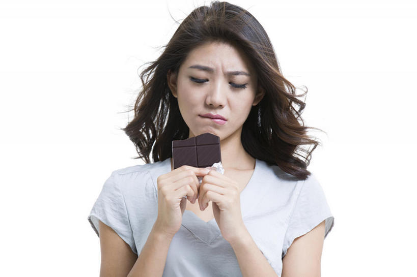 东方人,成年人,脸,头,脸颊,一个人,吃,横图,留白,正面,北京,中国,亚洲,仅一个年轻女性,仅一个女性,仅一个人,握,灰色背景,沮丧,食品,休闲装,小吃,饮食,肩膀,甜食,巧克力,看,站着,皱眉,短袖,诱惑,握着,摄影,控制,咬唇,瘦身,东亚,年轻女性,女人,女性,亚洲人,中国人,年轻人,头部,脸部,脸蛋,面部,彩图,影棚拍摄,bj175