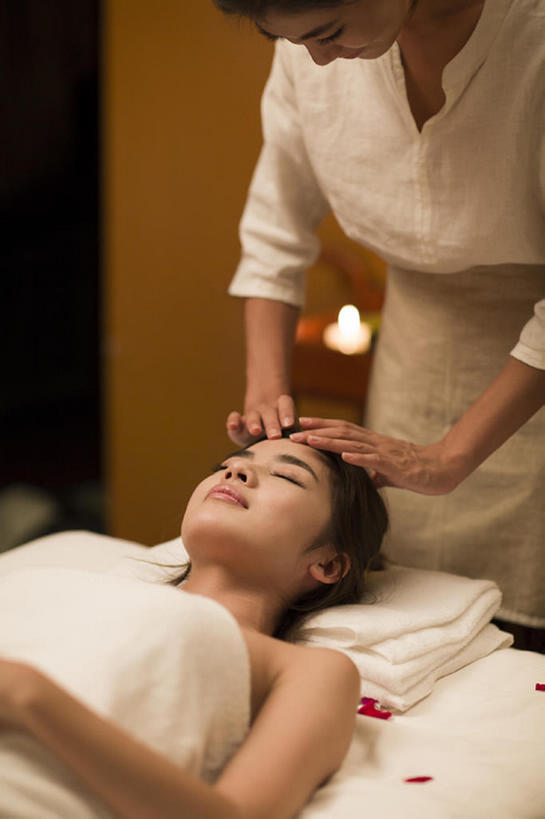 东方人,成年人,脸,头,脸颊,两个人,服务员,按摩师,美容师,美容院,竖图,室内,正面,制服,按摩,美容,床,北京,中国,亚洲,护肤,包裹,纺织物,床单,美丽,被子,裸露,顾客,花瓣,毛巾,清洁,站着,保养,享受,休闲,健康,舒服,放松,服务,SPA水疗,保健,温泉浴场,摄影,生活方式,皮肤,保暖,光滑,贵宾,高雅,舒适,被单,享乐,化妆用品,裸,面部护理,面部按摩,透气,东亚,养颜,按摩床,防水,柔和,细腻,替代疗法,平滑,储水,耐磨,吸水,美化,年轻女性,女人,女性,亚洲人,中国人,年轻人,头部,脸部,脸蛋,面部,服务生,侍者,矿泉疗养地,躺着,仰卧,半身,彩图,水疗,搓背床,理疗床,美容床,指压床,美人,bj175