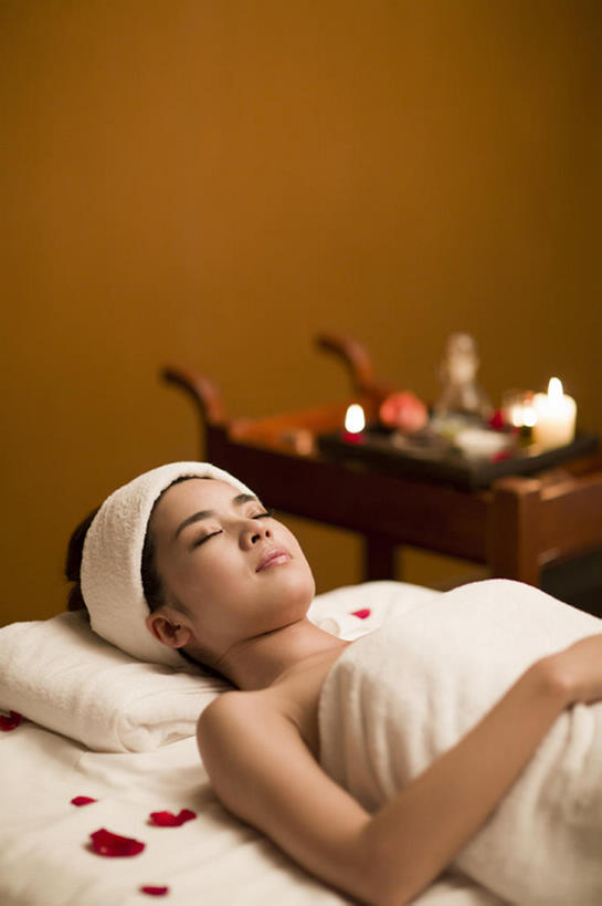 东方人,成年人,脸,头,脸颊,一个人,美容院,竖图,室内,正面,按摩,美容,床,蜡烛,北京,中国,亚洲,仅一个年轻女性,仅一个女性,仅一个人,护肤,包裹,纺织物,床单,美丽,被子,裸露,花瓣,精油,香薰,毛巾,清洁,保养,享受,休息,休闲,健康,舒服,放松,SPA水疗,保健,芳香疗法,温泉浴场,摄影,生活方式,皮肤,保暖,光滑,高雅,舒适,被单,享乐,化妆用品,裸,舒心,面部护理,舒缓,香薰精油,透气,东亚,养颜,按摩床,防水,柔和,细腻,替代疗法,减压,平滑,储水,耐磨,吸水,美化,香薰疗法,植物精油,年轻女性,女人,女性,亚洲人,中国人,年轻人,头部,脸部,脸蛋,面部,矿泉疗养地,闭着眼睛,躺着,仰卧,半身,彩图,水疗,搓背床,理疗床,美容床,指压床,美人,bj175