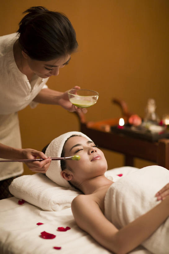 东方人,成年人,脸,头,脸颊,两个人,服务员,美容师,美容院,竖图,室内,正面,制服,按摩,化妆,美容,床,北京,中国,亚洲,擦,护肤,握,包裹,纺织物,药草,床单,美丽,被子,裸露,顾客,花瓣,化妆刷,精油,香薰,毛巾,碗,清洁,站着,保养,享受,休息,休闲,健康,舒服,面膜,放松,服务,握着,SPA水疗,保健,芳香疗法,温泉浴场,摄影,生活方式,皮肤,保暖,光滑,贵宾,高雅,舒适,被单,享乐,化妆用品,裸,舒心,面部护理,舒缓,香薰精油,透气,东亚,养颜,按摩床,防水,柔和,细腻,替代疗法,减压,平滑,储水,耐磨,吸水,美化,香薰疗法,植物精油,年轻女性,女人,女性,亚洲人,中国人,年轻人,头部,脸部,脸蛋,面部,服务生,侍者,矿泉疗养地,闭着眼睛,躺着,仰卧,半身,彩图,水疗,搓背床,理疗床,美容床,指压床,美人,bj175