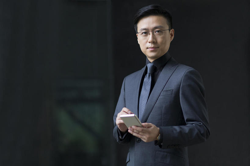 东方人,成年人,中年人,一个人,商务人士,商务男性,横图,正面,衬衫,西装,商务,智慧,成功,信心,技术,手机,北京,中国,亚洲,仅一个男性,仅一个人,仅一个中年男性,连接,握,套装,正装,眼镜,领带,联系,注视,观察,看,站着,职业,握着,财富,摄影,观看,权威,察看,便利,领导,高雅,经理,成就,关注,发短信,商务装,工薪阶层,智能手机,东亚,一套,无线电技术,把握,男人,男性,中年男性,亚洲人,中国人,白领,上班族,沟通,半身,彩图,衬衣,首席执行官,上层阶级,数码笔,掌控,bj175