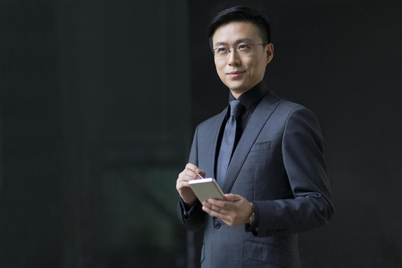 东方人,成年人,中年人,一个人,商务人士,商务男性,微笑,横图,正面,衬衫,西装,商务,快乐,智慧,成功,信心,技术,手机,北京,中国,亚洲,仅一个男性,仅一个人,仅一个中年男性,连接,握,套装,正装,眼镜,领带,联系,站着,职业,思考,想,握着,财富,摄影,权威,便利,领导,高雅,经理,成就,发短信,商务装,工薪阶层,智能手机,东亚,一套,无线电技术,把握,男人,男性,中年男性,亚洲人,中国人,白领,上班族,沟通,半身,彩图,衬衣,首席执行官,上层阶级,数码笔,掌控,bj175