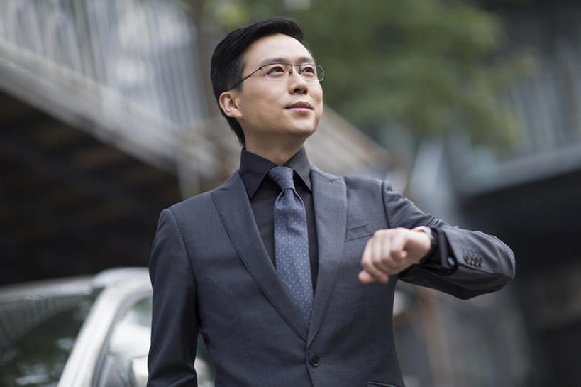 东方人,成年人,中年人,一个人,商务人士,商务男性,横图,室外,白天,正面,仰视,衬衫,西装,商务,智慧,成功,信心,汽车,北京,中国,亚洲,仅一个男性,仅一个人,仅一个中年男性,套装,正装,手表,眼镜,领带,站着,职业,财富,摄影,等候,腕表,权威,领导,高雅,核对,经理,成就,商务装,等,工薪阶层,东亚,一套,把握,男人,男性,中年男性,亚洲人,中国人,白领,上班族,半身,彩图,低角度拍摄,衬衣,首席执行官,上层阶级,掌控,校对,校勘,bj175