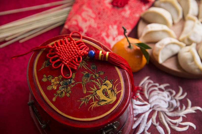 无人,横图,运气,静物,中国,春节,亚洲,风俗,食品,饺子,古典,首饰盒,传统,桌布,红色,中国结,中国菜,概念,精神,摄影,红包,仪式,中国文化,典礼,东亚,东亚文化,健康食物,元旦,制度,桔子,彩图,高角度拍摄,传统文化,传统节日,bj175