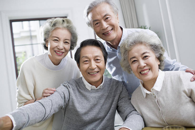 东方人,成年人,老年人,头发,四个人,家庭,丈夫,妻子,家,笑,微笑,露齿笑,横图,室内,白天,正面,聚会,快乐,友谊,幸福,窗户,北京,中国,亚洲,连接,聚餐,注视,休闲装,白色,观察,看,休闲,健康,温暖,温馨,一家人,亲密,搭,摄影,生活方式,观看,和睦,察看,退休,享乐,合影,搭着,关注,肖像,东亚,陪同,陪伴,老年男性,老年女性,男人,男性,女人,女性,亚洲人,中国人,情侣,休闲活动,坐着,半身,彩图,欢乐,和蔼,融洽,人老心不老,伴随