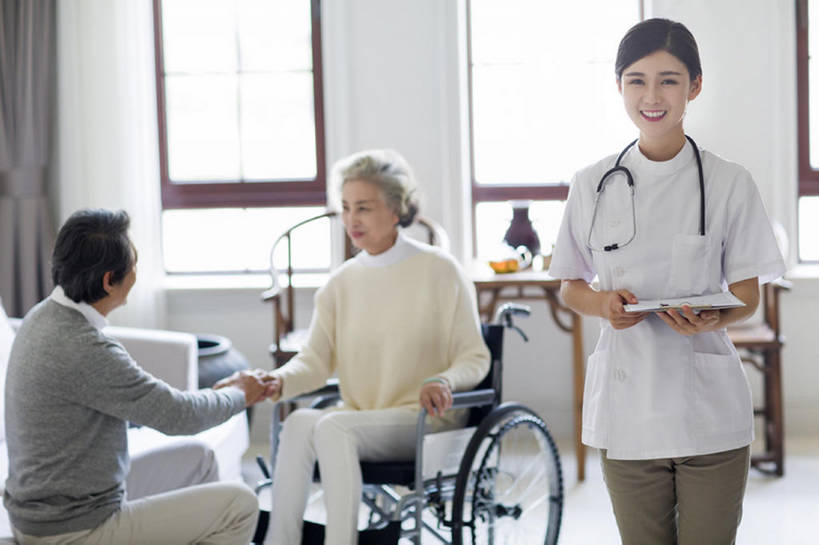 东方人,成年人,老年人,头发,三个人,丈夫,妻子,医生,病人,护士,家,笑,微笑,露齿笑,横图,室内,白天,正面,工作服,制服,快乐,幸福,窗户,北京,中国,亚洲,握,工作,注视,休闲装,白色,轮椅,观察,看,站着,医护人员,医疗人员,休闲,亲密,服务,护理,握着,摄影,生活方式,观看,看护,协助,写字板,察看,医疗,退休,享乐,脆弱,关爱,关注,残疾,东亚,瘫痪,实验服,恢复,陪同,工作制服,疗养院,责任,陪伴,信任,老年男性,老年女性,男人,男性,年轻女性,女人,女性,亚洲人,中国人,年轻人,情侣,大夫,坐着,彩图,工作套服,欢乐,收容所,和蔼,伴随