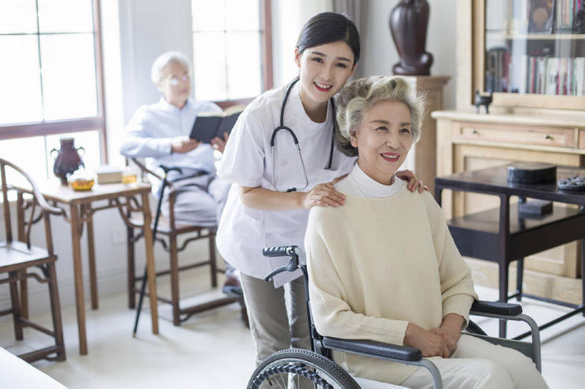 东方人,成年人,老年人,头发,三个人,医生,病人,护士,笑,微笑,露齿笑,横图,室内,白天,正面,工作服,制服,快乐,幸福,窗户,家具,椅子,北京,中国,亚洲,工作,眼镜,注视,休闲装,白色,轮椅,观察,看,站着,医护人员,医疗人员,休闲,亲密,搭,读,服务,护理,摄影,生活方式,观看,看护,协助,察看,医疗,疾病,退休,知识,享乐,脆弱,搭着,关爱,关注,肖像,残疾,东亚,瘫痪,实验服,恢复,陪同,工作制服,疗养院,责任,陪伴,老年男性,老年女性,男人,男性,年轻女性,女人,女性,亚洲人,中国人,年轻人,大夫,书,休闲活动,坐着,彩图,工作套服,欢乐,收容所,和蔼,明式家具,伴随