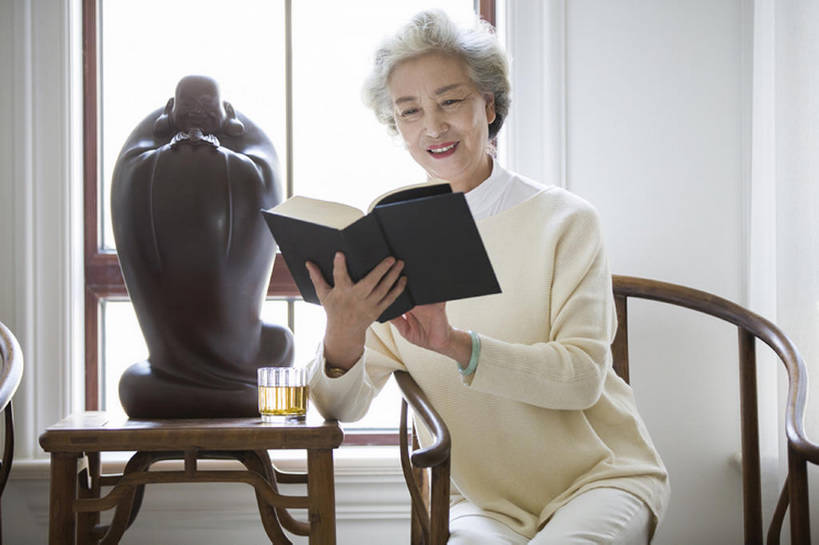 东方人,成年人,老年人,头发,一个人,家庭,家,笑,微笑,露齿笑,横图,室内,白天,正面,快乐,幸福,茶,窗户,家具,桌子,椅子,雕塑,北京,中国,亚洲,仅一个女性,仅一个人,握,休闲装,白色,看,休闲,温暖,温馨,一家人,读,握着,摄影,仅一个老年女性,生活方式,和睦,退休,知识,享乐,爱好,逆光,东亚,疗养院,老年女性,女人,女性,亚洲人,中国人,茶杯,书,休闲活动,坐着,彩图,欢乐,收容所,和蔼,融洽,明式家具