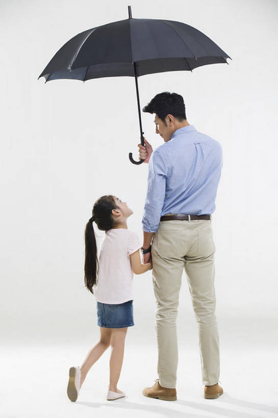 东方人,儿童,成年人,两个人,家庭,父母,父亲,女儿,站,微笑,竖图,留白,白色背景,衬衫,裙子,快乐,幸福,纯洁,北京,中国,亚洲,连接,握,并排,伞,休闲装,小孩,背面,夏天,站着,休闲,温暖,温馨,父女,一家人,面对面,短袖,可爱,亲密,童年,童趣,握着,摄影,生长,保护,后背,和睦,享乐,关爱,亲情,童真,东亚,烂漫,无邪,陪同,陪伴,无忧无虑,天真,男孩,男人,男性,年轻男性,女孩,亚洲人,中国人,孩子,年轻人,全家福,手牵手,说话,站立,彩图,全身,影棚拍摄,欢乐,融洽,男生,伴随