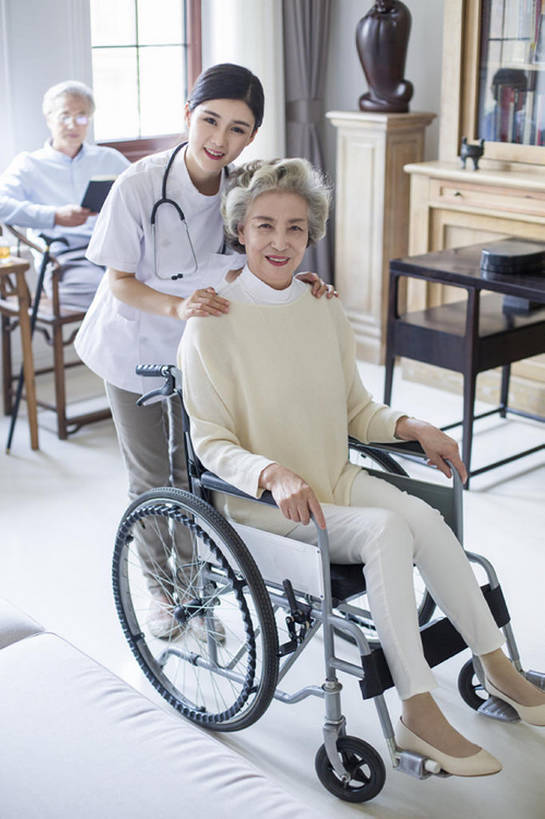 东方人,成年人,老年人,头发,三个人,医生,病人,护士,笑,微笑,露齿笑,竖图,室内,白天,正面,工作服,制服,快乐,幸福,窗户,家具,椅子,北京,中国,亚洲,工作,眼镜,注视,休闲装,白色,轮椅,观察,看,站着,医护人员,医疗人员,休闲,亲密,搭,读,服务,护理,摄影,生活方式,观看,看护,协助,察看,医疗,疾病,退休,知识,享乐,脆弱,搭着,关爱,关注,肖像,残疾,东亚,瘫痪,实验服,恢复,陪同,工作制服,疗养院,责任,陪伴,老年男性,老年女性,男人,男性,年轻女性,女人,女性,亚洲人,中国人,年轻人,大夫,书,休闲活动,坐着,彩图,全身,工作套服,欢乐,收容所,和蔼,明式家具,伴随