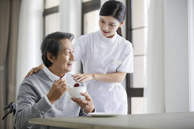 东方人,成年人,老年人,头发,两个人,医生,病人,护士,家,笑,吃,微笑,露齿笑,横图,室内,白天,正面,工作服,制服,吃饭,早餐,快乐,幸福,窗户,桌子,餐具,北京,中国,亚洲,握,汤,粥,食品,营养,休闲装,饮食,餐饮,茶碟,轮椅,汤匙,碗,中国菜,站着,医护人员,医疗人员,休闲,健康,亲密,搭,服务,护理,握着,摄影,生活方式,看护,协助,医疗,退休,享乐,脆弱,早晨,搭着,关爱,残疾,东亚,健康食物,瘫痪,实验服,恢复,陪同,工作制服,疗养院,责任,陪伴,信任,老年男性,男人,男性,年轻女性,女人,女性,亚洲人,中国人,年轻人,大夫,说话,坐着,半身,彩图,工作套服,欢乐,收容所,和蔼,枣糕,伴随