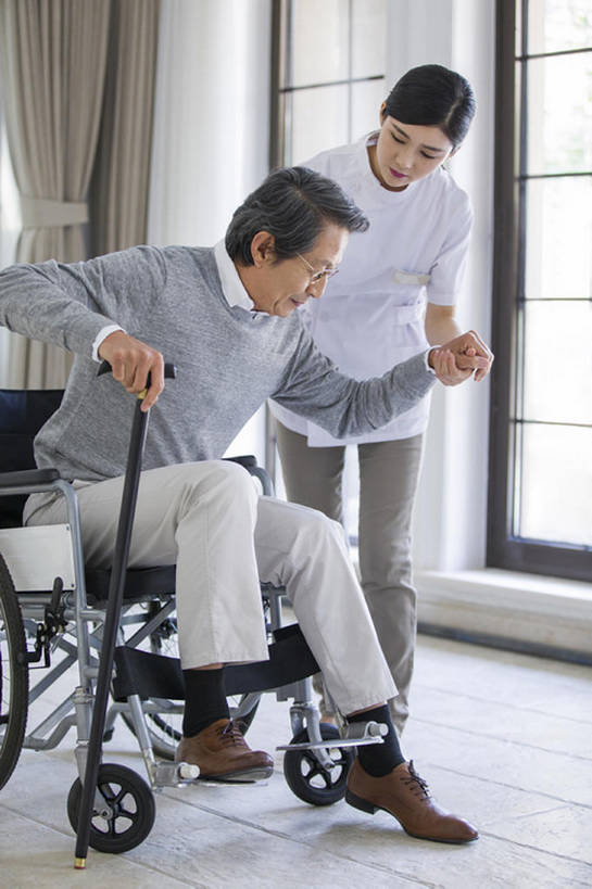 东方人,成年人,老年人,头发,两个人,医生,病人,护士,家,竖图,室内,白天,正面,工作服,制服,窗户,北京,中国,亚洲,握,工作,眼镜,休闲装,轮椅,医护人员,医疗人员,亲密,服务,护理,握着,摄影,拐杖,看护,协助,支撑,手杖,医疗,疾病,退休,脆弱,关爱,东亚,实验服,恢复,陪同,工作制服,疗养院,责任,陪伴,老年男性,男人,男性,年轻女性,女人,女性,亚洲人,中国人,年轻人,大夫,站立,坐着,彩图,全身,工作套服,收容所,伴随