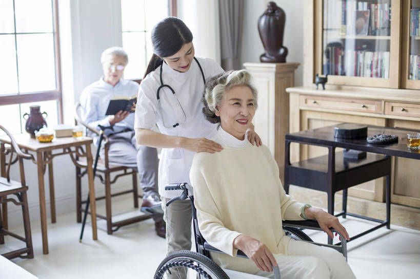 东方人,成年人,老年人,头发,三个人,医生,病人,护士,笑,微笑,露齿笑,横图,室内,白天,正面,工作服,制服,按摩,快乐,幸福,窗户,家具,椅子,北京,中国,亚洲,工作,眼镜,休闲装,白色,轮椅,站着,医护人员,医疗人员,休闲,亲密,搭,读,服务,护理,摄影,生活方式,看护,协助,医疗,疾病,退休,知识,享乐,脆弱,搭着,关爱,残疾,东亚,瘫痪,实验服,恢复,陪同,工作制服,疗养院,责任,陪伴,老年男性,老年女性,男人,男性,年轻女性,女人,女性,亚洲人,中国人,年轻人,大夫,书,休闲活动,说话,坐着,彩图,工作套服,欢乐,收容所,和蔼,明式家具,伴随