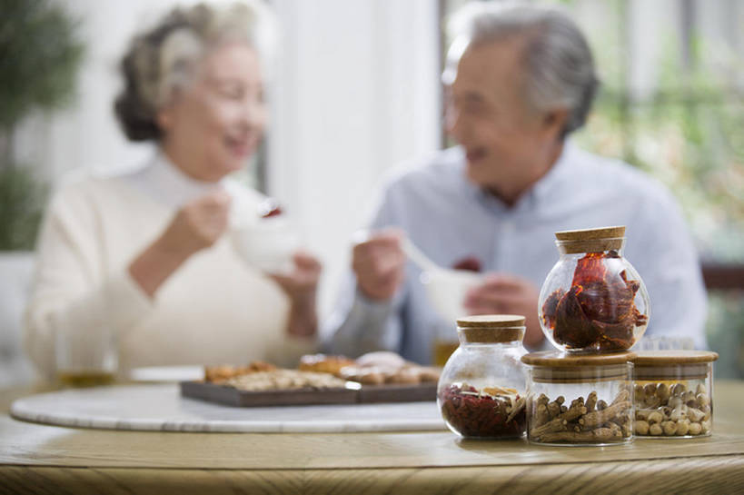 东方人,成年人,老年人,头发,两个人,家庭,丈夫,妻子,家,吃,微笑,横图,室内,白天,正面,吃饭,早餐,快乐,幸福,植物,窗户,桌子,人参,餐具,北京,中国,亚洲,握,莲子,汤,粥,食品,草药,药草,饮品,营养,休闲装,饮食,餐饮,中药,食物,饮料,白色,瓶子,汤匙,碗,休闲,健康,温暖,温馨,一家人,亲密,握着,摄影,生活方式,和睦,退休,珍贵,享乐,早晨,可口,燕窝,药材,中草药,东亚,健康食物,陪同,中药材,本草,适口,陪伴,老年男性,老年女性,男人,男性,女人,女性,亚洲人,中国人,情侣,休闲活动,坐着,半身,彩图,欢乐,和蔼,融洽,伴随