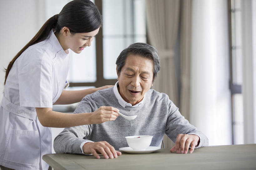 东方人,成年人,老年人,头发,两个人,医生,病人,护士,家,吃,微笑,横图,室内,白天,正面,工作服,制服,吃饭,早餐,快乐,幸福,桌子,餐具,北京,中国,亚洲,握,汤,粥,食品,营养,休闲装,饮食,餐饮,茶碟,汤匙,碗,站着,张嘴,医护人员,医疗人员,休闲,健康,亲密,服务,护理,喂,握着,摄影,生活方式,看护,协助,医疗,退休,享乐,脆弱,早晨,关爱,残疾,张大嘴巴,东亚,健康食物,实验服,陪同,工作制服,疗养院,责任,陪伴,痴呆,老年痴呆症,信任,老年男性,男人,男性,年轻女性,女人,女性,亚洲人,中国人,年轻人,大夫,张开嘴,坐着,半身,彩图,工作套服,欢乐,收容所,和蔼,帕金森病,伴随