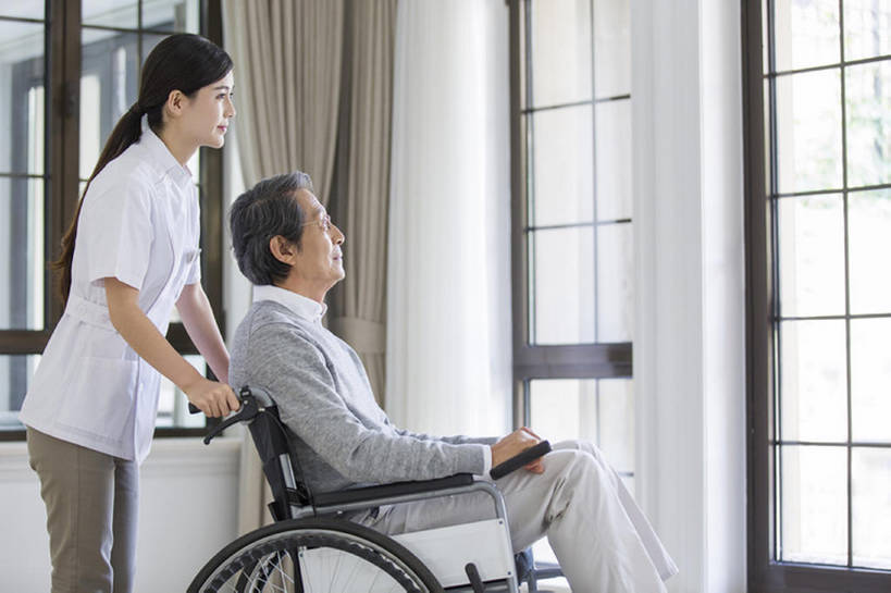 东方人,成年人,老年人,头发,两个人,医生,病人,护士,家,推,微笑,横图,室内,白天,侧面,工作服,制服,快乐,幸福,窗户,北京,中国,亚洲,握,工作,注视,休闲装,轮椅,观察,看,站着,医护人员,医疗人员,休闲,亲密,服务,护理,握着,摄影,生活方式,拐杖,观看,看护,协助,手杖,察看,医疗,退休,享乐,脆弱,关爱,关注,残疾,东亚,瘫痪,实验服,恢复,陪同,工作制服,疗养院,责任,陪伴,老年男性,男人,男性,年轻女性,女人,女性,亚洲人,中国人,年轻人,大夫,坐着,彩图,工作套服,欢乐,收容所,和蔼,伴随