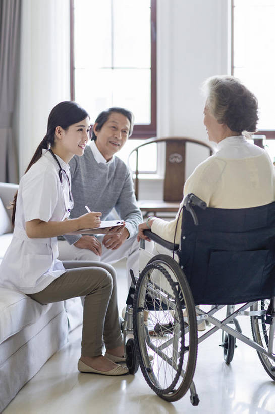 东方人,成年人,老年人,头发,三个人,丈夫,妻子,医生,病人,护士,家,笑,微笑,露齿笑,竖图,室内,白天,侧面,工作服,制服,快乐,幸福,窗户,椅子,北京,中国,亚洲,握,写,工作,休闲装,白色,轮椅,医护人员,医疗人员,休闲,面对面,亲密,服务,护理,握着,摄影,生活方式,查看,看护,协助,写字板,医疗,退休,享乐,脆弱,关爱,残疾,东亚,瘫痪,实验服,恢复,陪同,工作制服,疗养院,责任,陪伴,信任,老年男性,老年女性,男人,男性,年轻女性,女人,女性,亚洲人,中国人,年轻人,情侣,大夫,说话,坐着,彩图,全身,工作套服,欢乐,收容所,和蔼,伴随