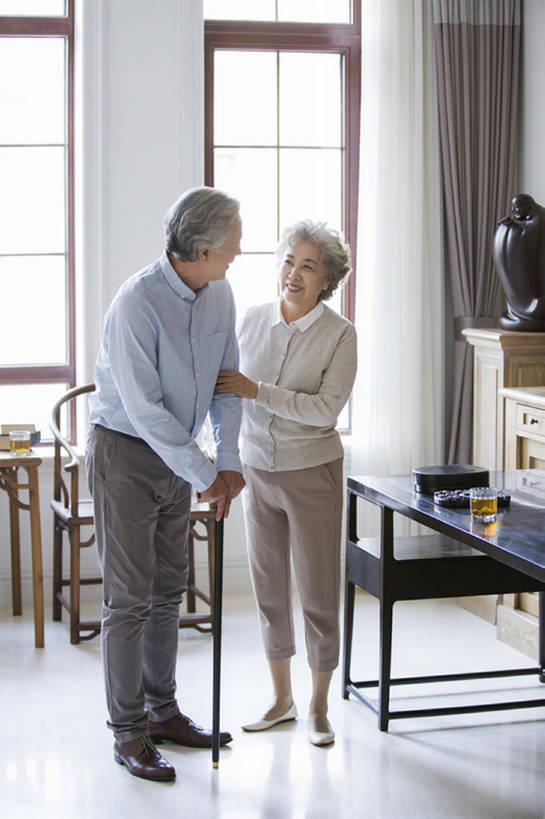 东方人,成年人,老年人,头发,两个人,家庭,丈夫,妻子,家,笑,微笑,露齿笑,竖图,室内,白天,正面,快乐,幸福,窗户,家具,桌子,椅子,北京,中国,亚洲,弯腰,握,木制,休闲装,白色,站着,休闲,温暖,温馨,一家人,面对面,亲密,握着,摄影,生活方式,拐杖,协助,支撑,手杖,和睦,疾病,退休,享乐,脆弱,关爱,东亚,陪同,陪伴,老年男性,老年女性,男人,男性,女人,女性,亚洲人,中国人,腰部,情侣,说话,彩图,全身,欢乐,深情,和蔼,融洽,明式家具,伴随