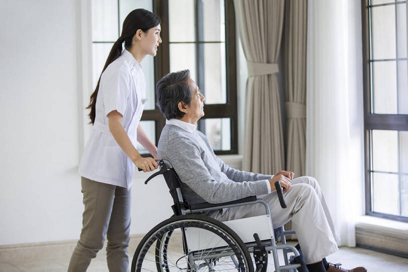 东方人,成年人,老年人,头发,两个人,医生,病人,护士,家,推,微笑,横图,室内,白天,侧面,工作服,制服,快乐,幸福,窗户,北京,中国,亚洲,握,工作,休闲装,轮椅,站着,医护人员,医疗人员,休闲,亲密,服务,护理,握着,摄影,生活方式,拐杖,看护,协助,手杖,医疗,退休,享乐,脆弱,关爱,残疾,东亚,瘫痪,实验服,恢复,陪同,工作制服,疗养院,责任,陪伴,老年男性,男人,男性,年轻女性,女人,女性,亚洲人,中国人,年轻人,大夫,步行,坐着,彩图,工作套服,欢乐,收容所,和蔼,伴随