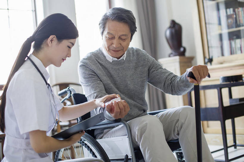 东方人,成年人,老年人,头发,两个人,医生,病人,护士,微笑,横图,室内,白天,正面,工作服,制服,快乐,窗户,北京,中国,亚洲,握,工作,测量,休闲装,白色,轮椅,医护人员,医疗人员,休闲,亲密,服务,护理,握着,摄影,生活方式,拐杖,看护,协助,写字板,手杖,医疗,疾病,退休,血压计,脆弱,关爱,医疗器械,残疾,医疗工具,东亚,瘫痪,实验服,恢复,陪同,工作制服,疗养院,责任,陪伴,信任,老年男性,男人,男性,年轻女性,女人,女性,亚洲人,中国人,年轻人,大夫,坐着,彩图,工作套服,收容所,和蔼,脉诊,伴随