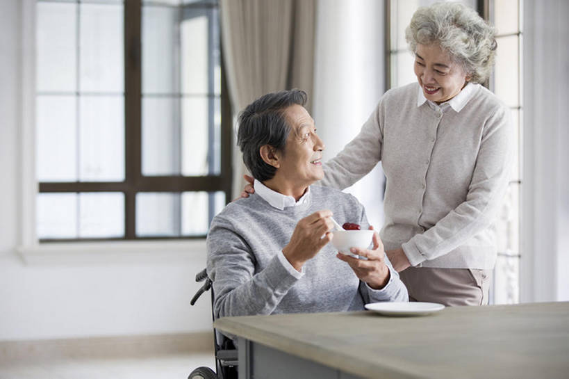 东方人,成年人,老年人,头发,两个人,家庭,丈夫,妻子,家,笑,吃,微笑,露齿笑,横图,室内,白天,正面,吃饭,早餐,快乐,幸福,窗户,桌子,餐具,北京,中国,亚洲,连接,握,汤,粥,食品,饮品,营养,休闲装,饮食,餐饮,食物,饮料,白色,茶碟,轮椅,汤匙,碗,中国菜,站着,休闲,健康,温暖,温馨,一家人,面对面,亲密,握着,摄影,生活方式,和睦,医疗,退休,享乐,脆弱,早晨,关爱,可口,残疾,东亚,健康食物,瘫痪,恢复,陪同,适口,陪伴,老年男性,老年女性,男人,男性,女人,女性,亚洲人,中国人,情侣,坐着,半身,彩图,欢乐,和蔼,融洽,枣糕,伴随