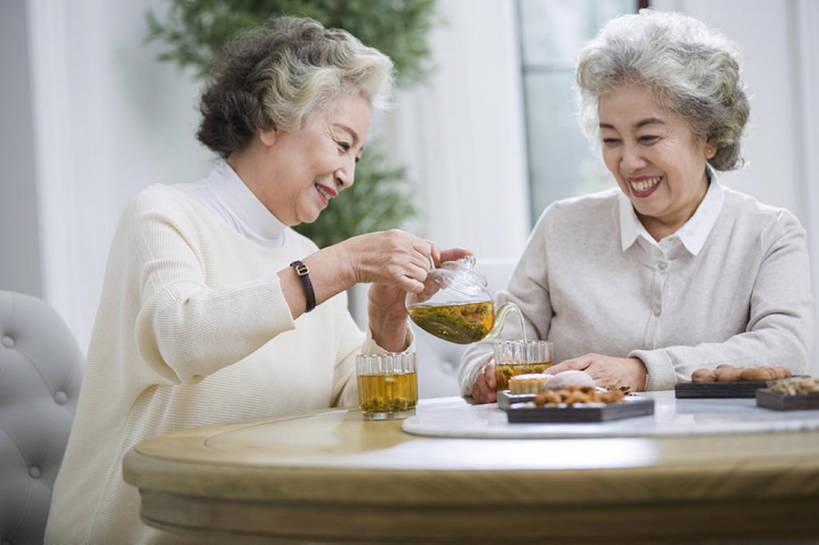 东方人,成年人,老年人,头发,两个人,家,笑,微笑,露齿笑,横图,室内,白天,正面,下午茶,快乐,友谊,幸福,茶,窗户,桌子,北京,中国,亚洲,倒,喝,握,食品,饮品,年轻,休闲装,饮食,食物,饮料,白色,茶壶,社区,休闲,健康,放松,亲密,握着,摄影,生活方式,退休,起居室,享乐,可口,东亚,热饮,陪同,疗养院,适口,陪伴,老年女性,女人,女性,亚洲人,中国人,茶杯,休闲活动,说话,坐着,半身,彩图,欢乐,和蔼,人老心不老,伴随