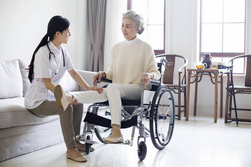 东方人,成年人,老年人,关节,腿,头发,两个人,医生,病人,护士,家,笑,微笑,露齿笑,横图,室内,白天,正面,工作服,制服,按摩,快乐,幸福,窗户,家具,沙发,椅子,北京,中国,亚洲,工作,休闲装,白色,轮椅,医护人员,医疗人员,休闲,面对面,亲密,服务,护理,摄影,生活方式,看护,协助,医疗,疾病,退休,享乐,脆弱,关爱,残疾,东亚,瘫痪,实验服,恢复,陪同,工作制服,疗养院,责任,陪伴,老年女性,年轻女性,女人,女性,亚洲人,中国人,年轻人,大夫,说话,坐着,彩图,全身,工作套服,欢乐,收容所,和蔼,明式家具,伴随