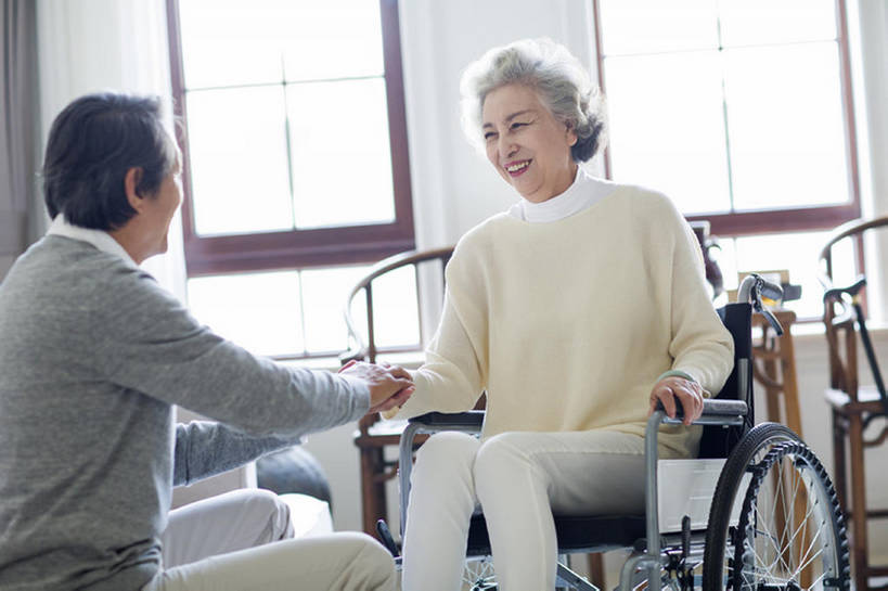 东方人,成年人,老年人,头发,两个人,丈夫,妻子,病人,家,笑,微笑,露齿笑,横图,室内,白天,正面,快乐,幸福,窗户,北京,中国,亚洲,休闲装,白色,轮椅,休闲,面对面,亲密,摄影,生活方式,退休,享乐,脆弱,关爱,残疾,东亚,瘫痪,陪同,陪伴,老年男性,老年女性,男人,男性,女人,女性,亚洲人,中国人,情侣,手牵手,说话,坐着,彩图,欢乐,和蔼,伴随